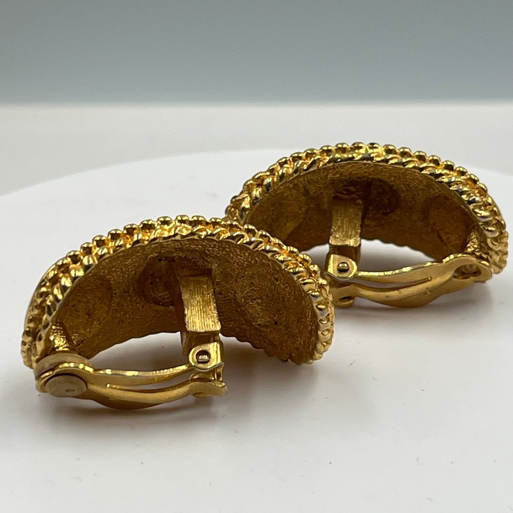 Vintage Gold Tone Black & Cream Cabochon Clip-On Earrings Textured Statement - Picture 5 of 8